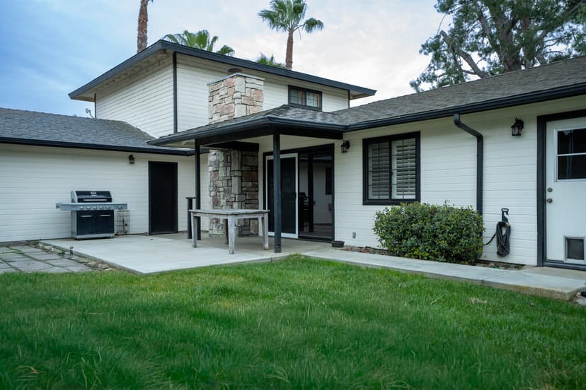 The Pasture House patio and lawn at Hawk Ranch